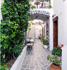 Traditional Courtyards, large ceramic pots & Cycladic charm